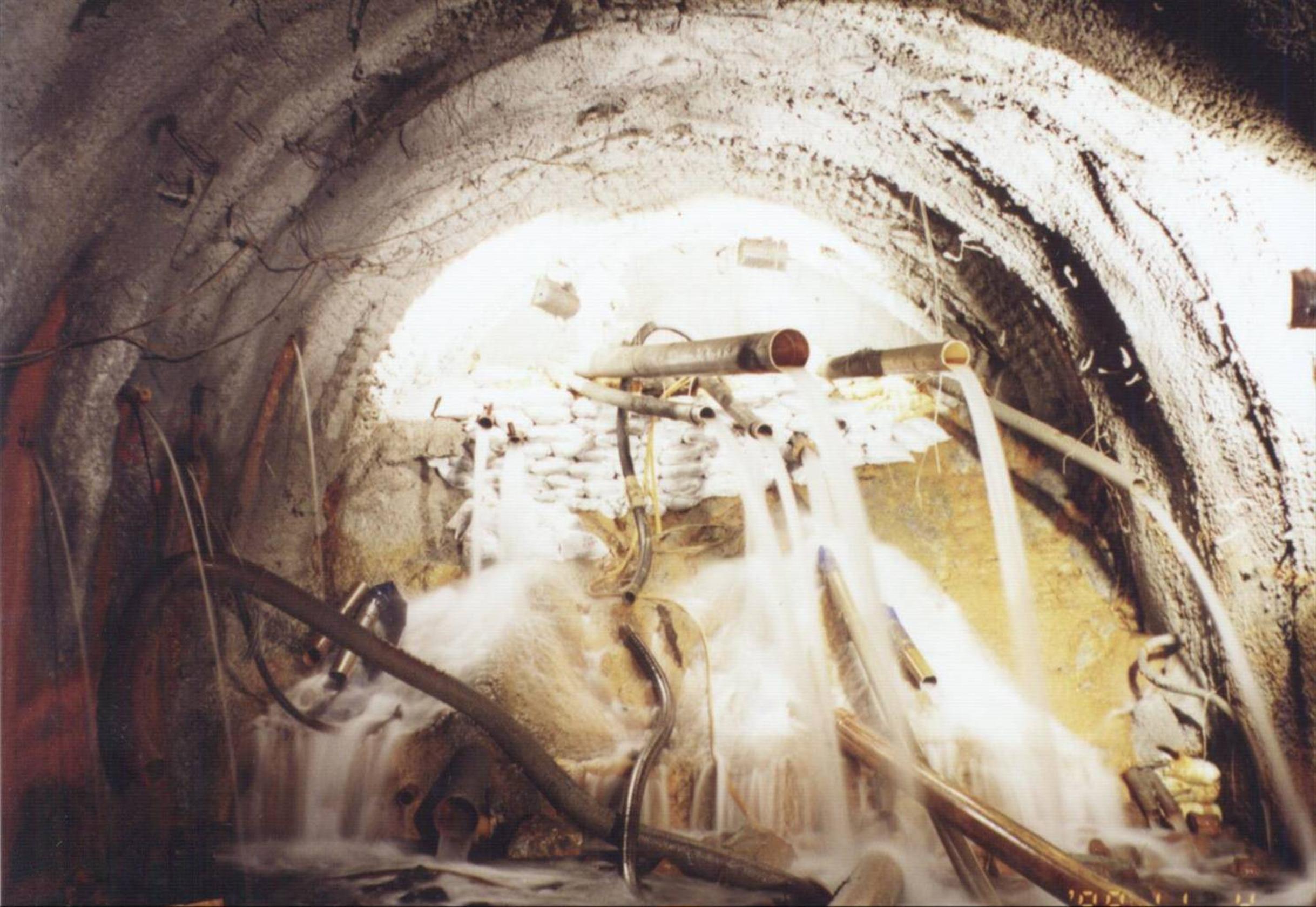 雪山隧道-導坑湧水