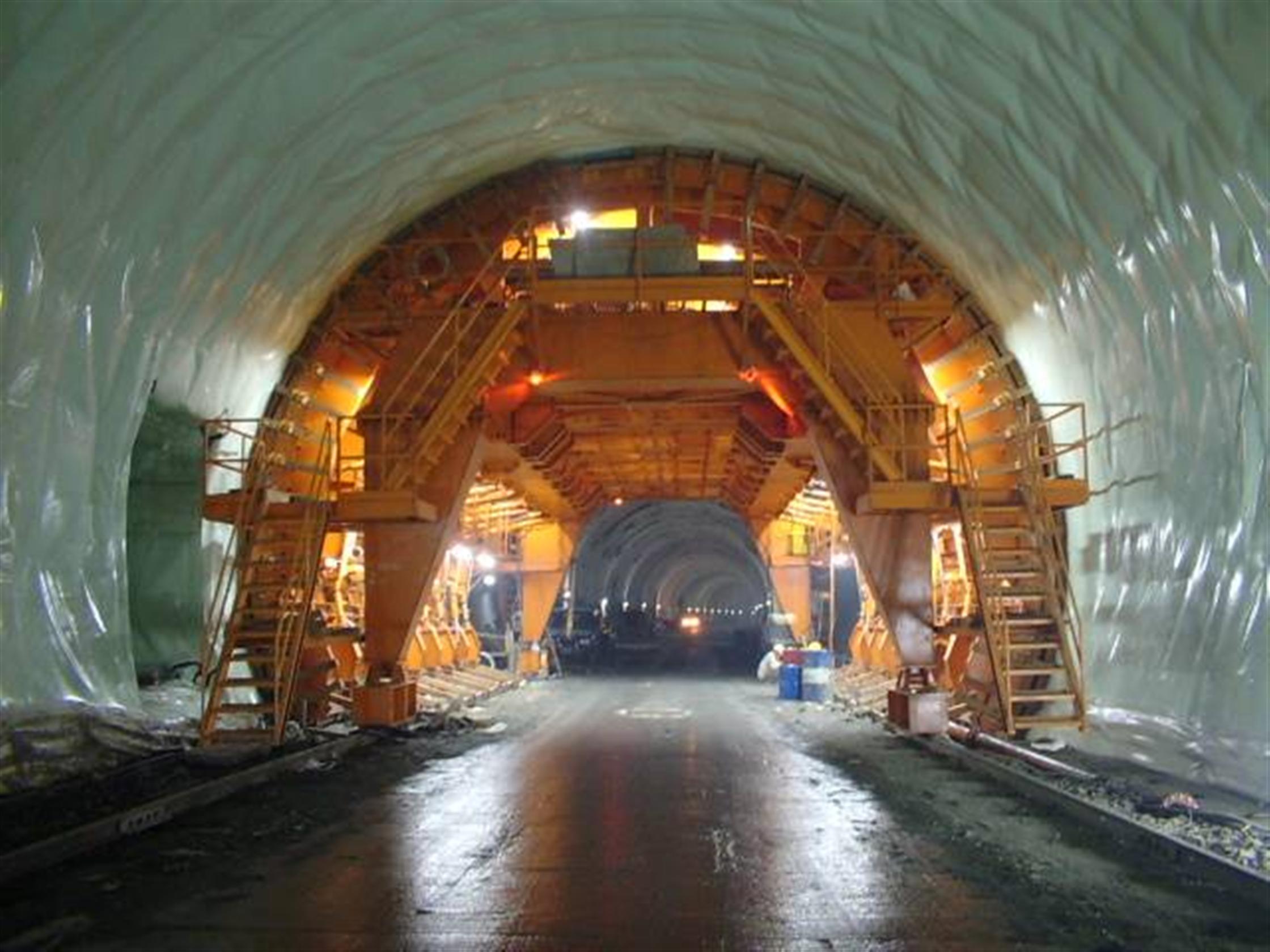雪山隧道-主坑防水膜施作
