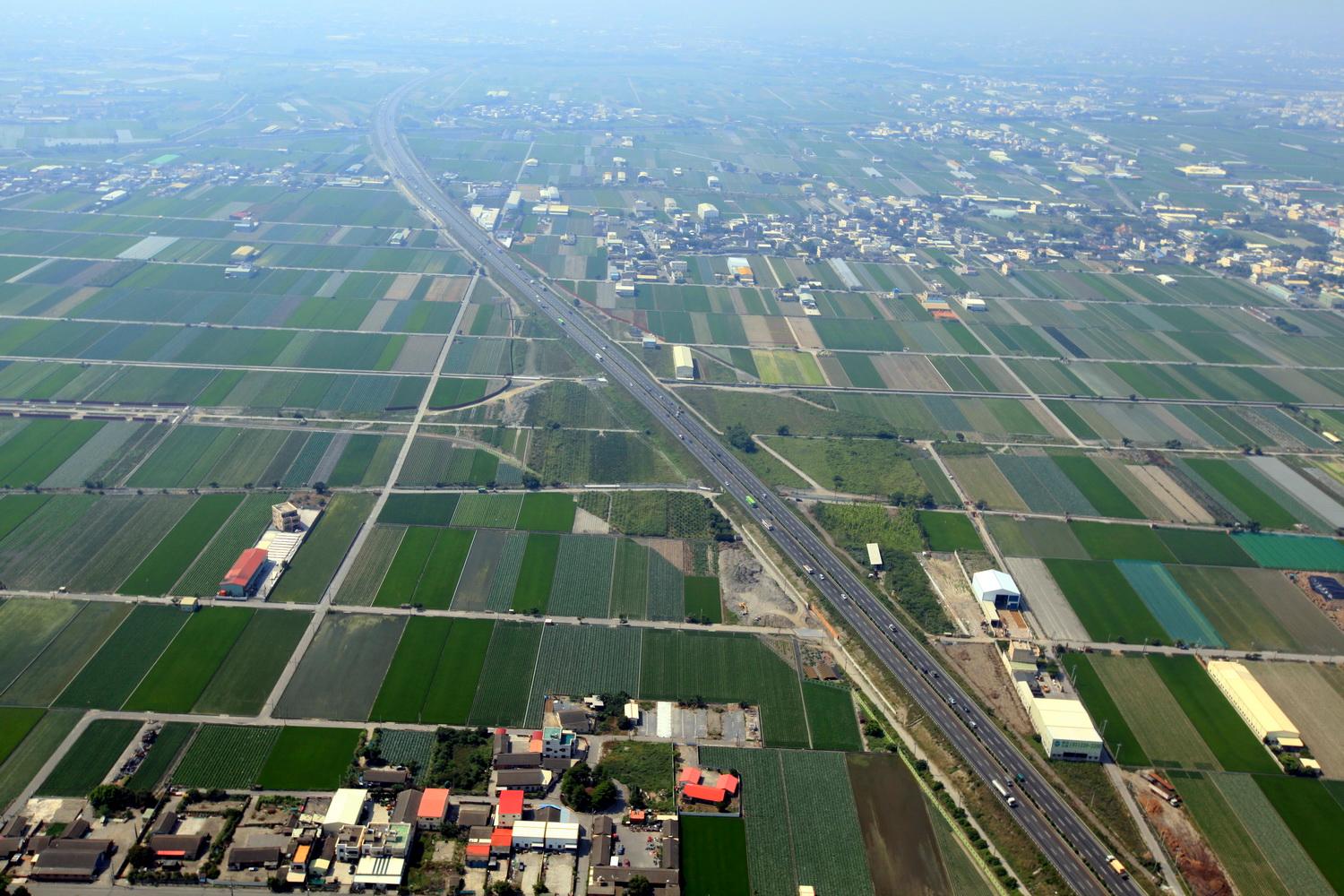 交流道施工初期(地上物未拆除)