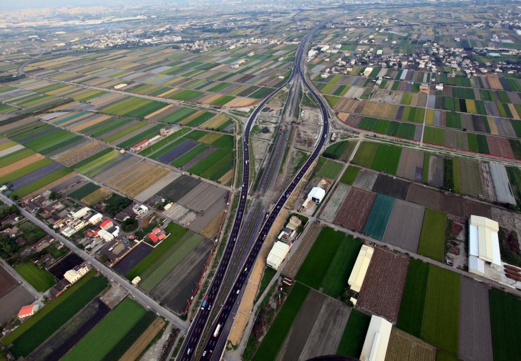 南下及北上改道至新設匝道,原主線路段辦理橋樑、新設箱涵施工,工程進入新里程埤