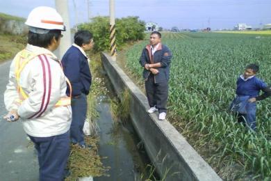 與當地蒜農於農地進行實地會勘