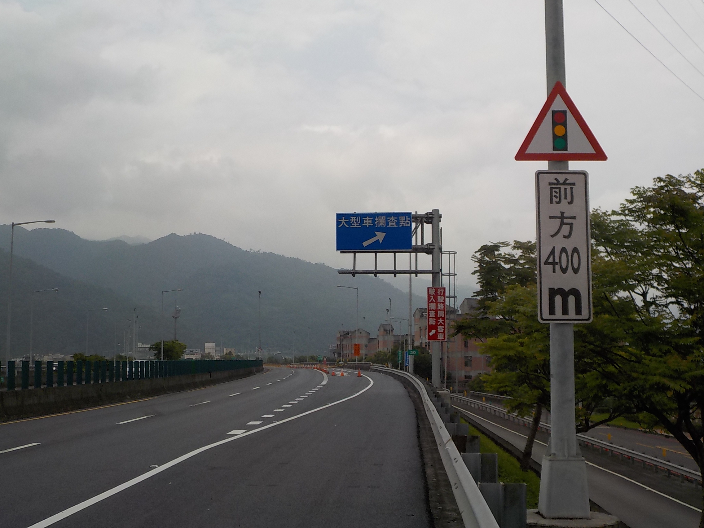 大客車通行路肩進入大型車攔查點