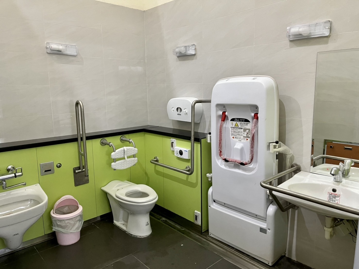 獨立式親子廁所