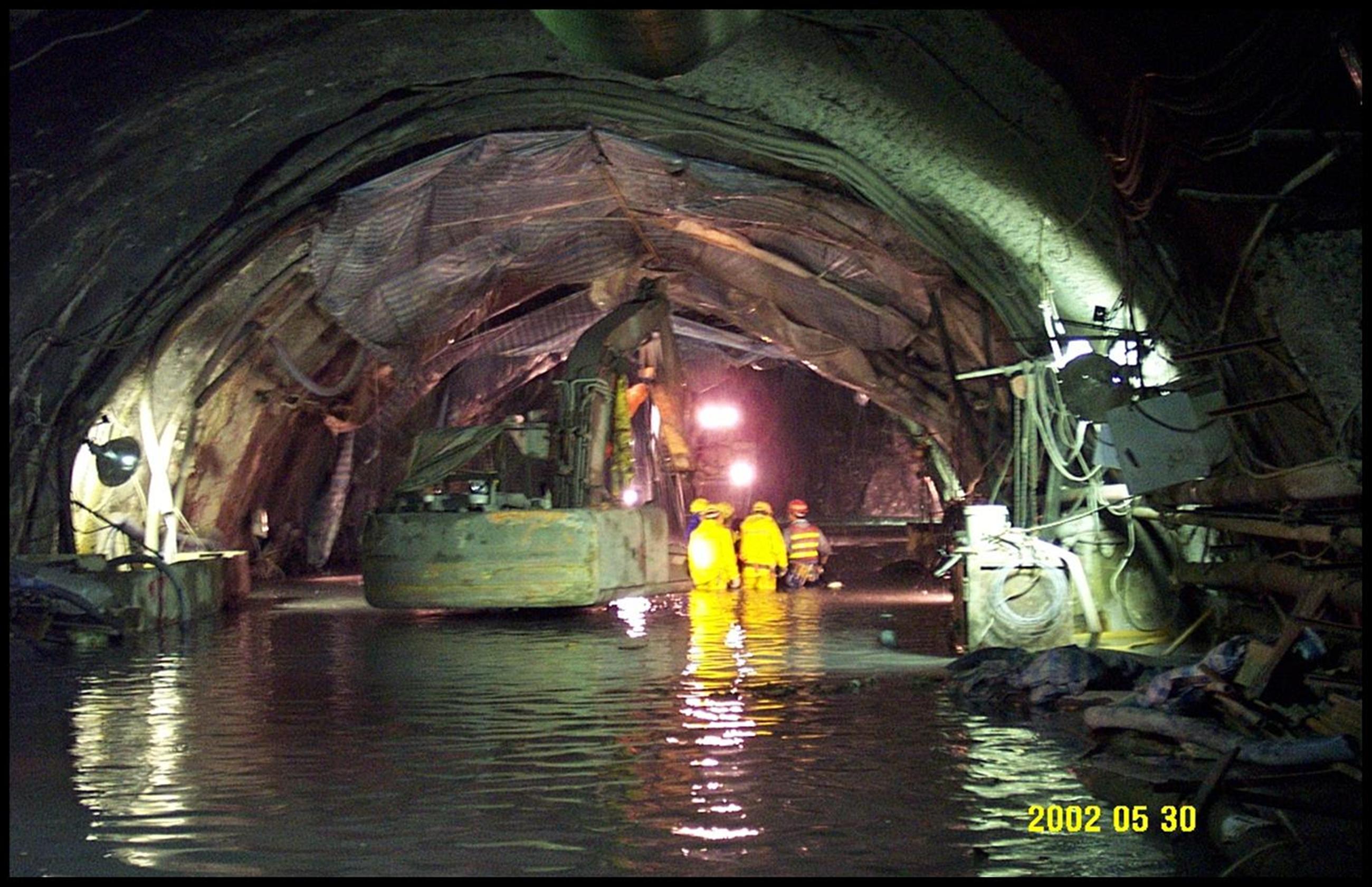 雪山隧道-二號豎井增闢工作面湧水