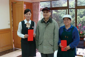 謝主任秘書代表局長表揚湖口服務區服務員曾怡瑄及清潔工楊玲玲拾金不昧致贈獎勵金