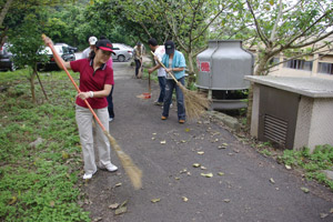 局本部清淨家園淨山活動同仁清掃後山步道