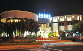 北站營業大廳西向入口夜間