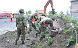 軍方挖掘受困車輛