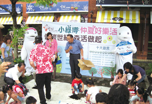 農委會林業試驗所教導小朋友,如何把土壤、有機肥及珍珠石拌勻。
