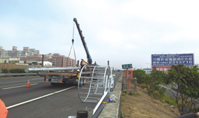 國道1號北上323k+009進行鋼構吊裝作業