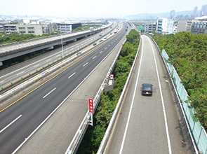堤頂交流道南下出口拓寬前1車道圖