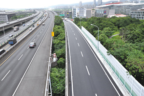 堤頂交流道南下出口拓寬後2車道現況圖