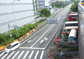 堤頂交流道南下出口拓寬前2車道圖