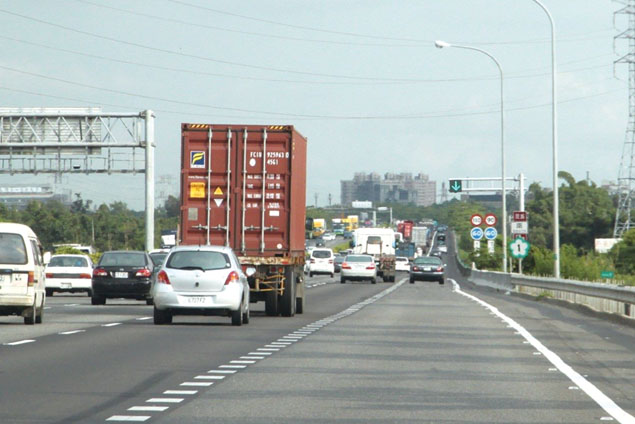 圖一、開放路肩時段車道管制號誌燈指示車道開放通行