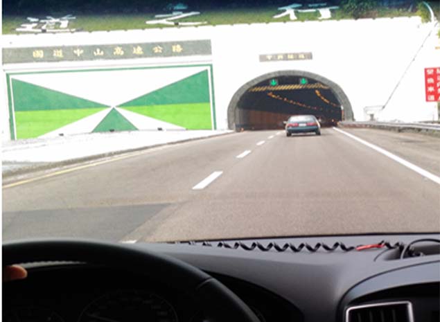 保持適當的車距,才有寬裕的反應時間,確保安全。