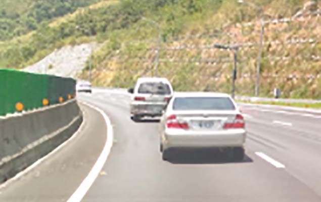 不當的車距,易造成追撞危險。