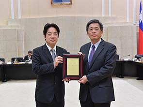 行政院院長頒獎給高公局局長