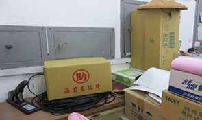 配電箱前堆物