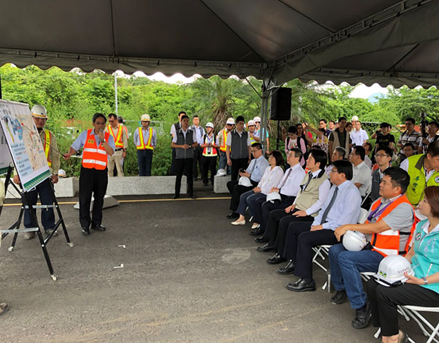 行政院賴院長清德關心國道3號增設鹽埔交流道工程執行情形,於107年7月7日在本局局長趙興華及相關人員陪同下親赴工地視察,並由本局趙局長興華針對本工程目前辦理情形進行簡報。