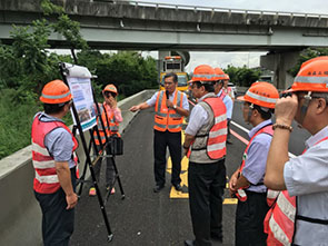 107年7月7日交通部次長王國材在局長及相關人員陪同下視察鼎金系統交流道改善工程