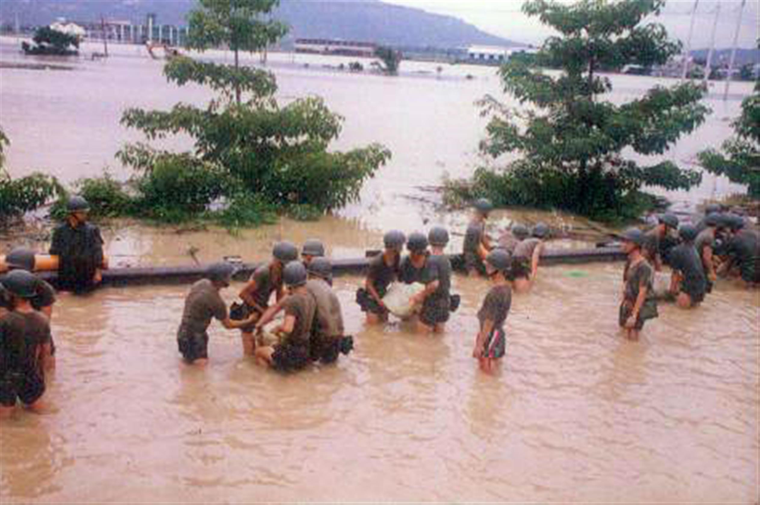 83年8月15日高速公路淹水官兵協助救災(岡山收費站提供)