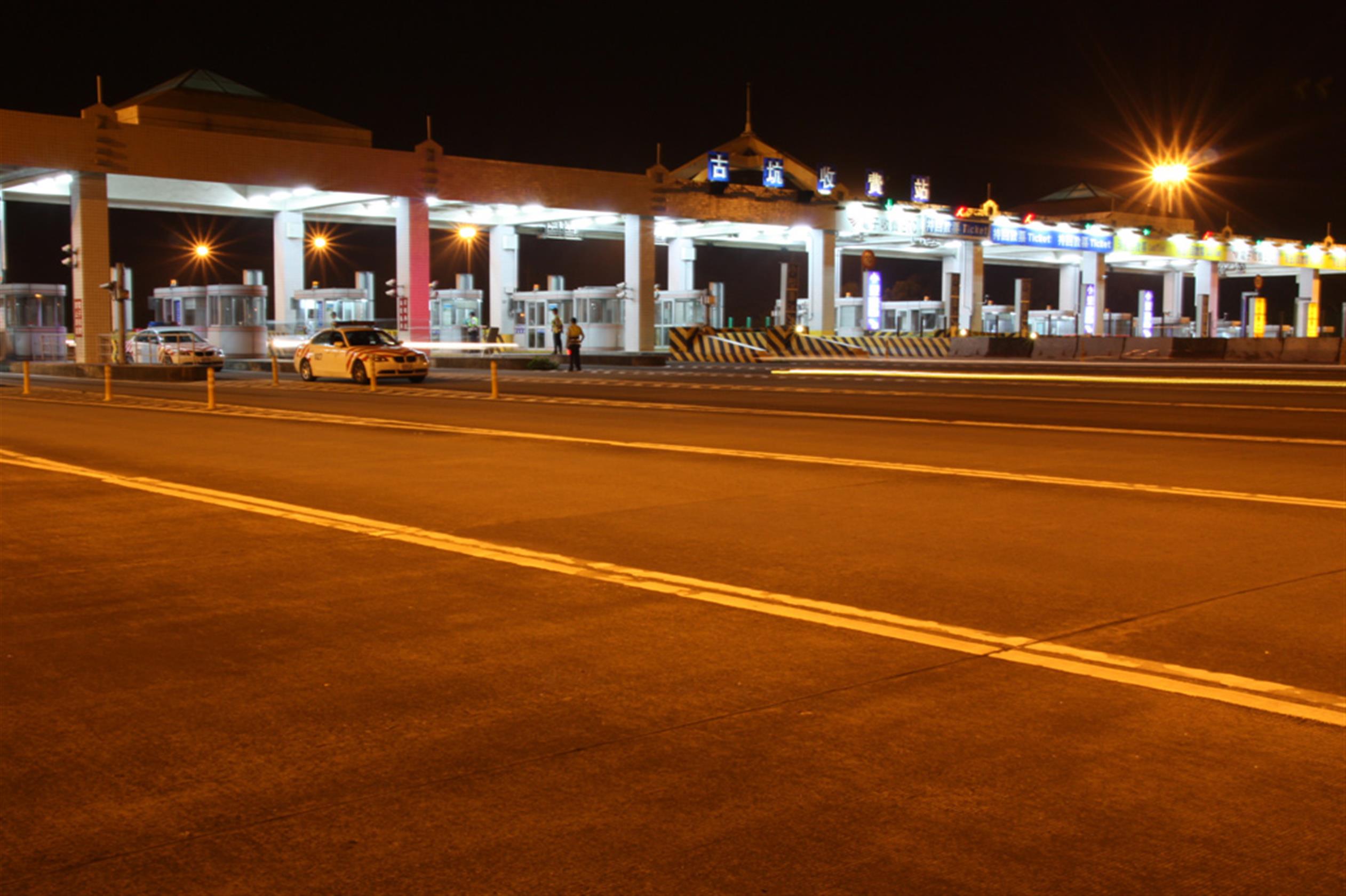 古坑收費站車道夜景(古坑收費站提供)