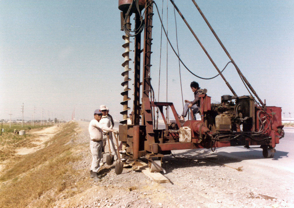 63年施工鑽孔機具埋設護欄用可挖深9公分
