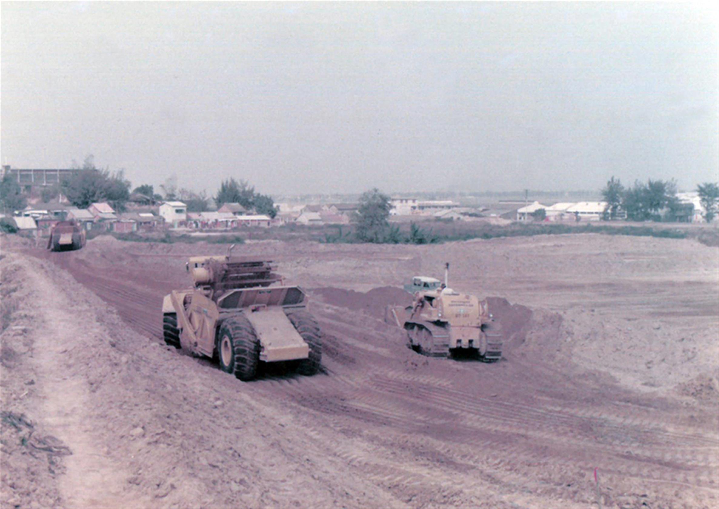 64年括土作照片左是運土機右為履帶式推土機