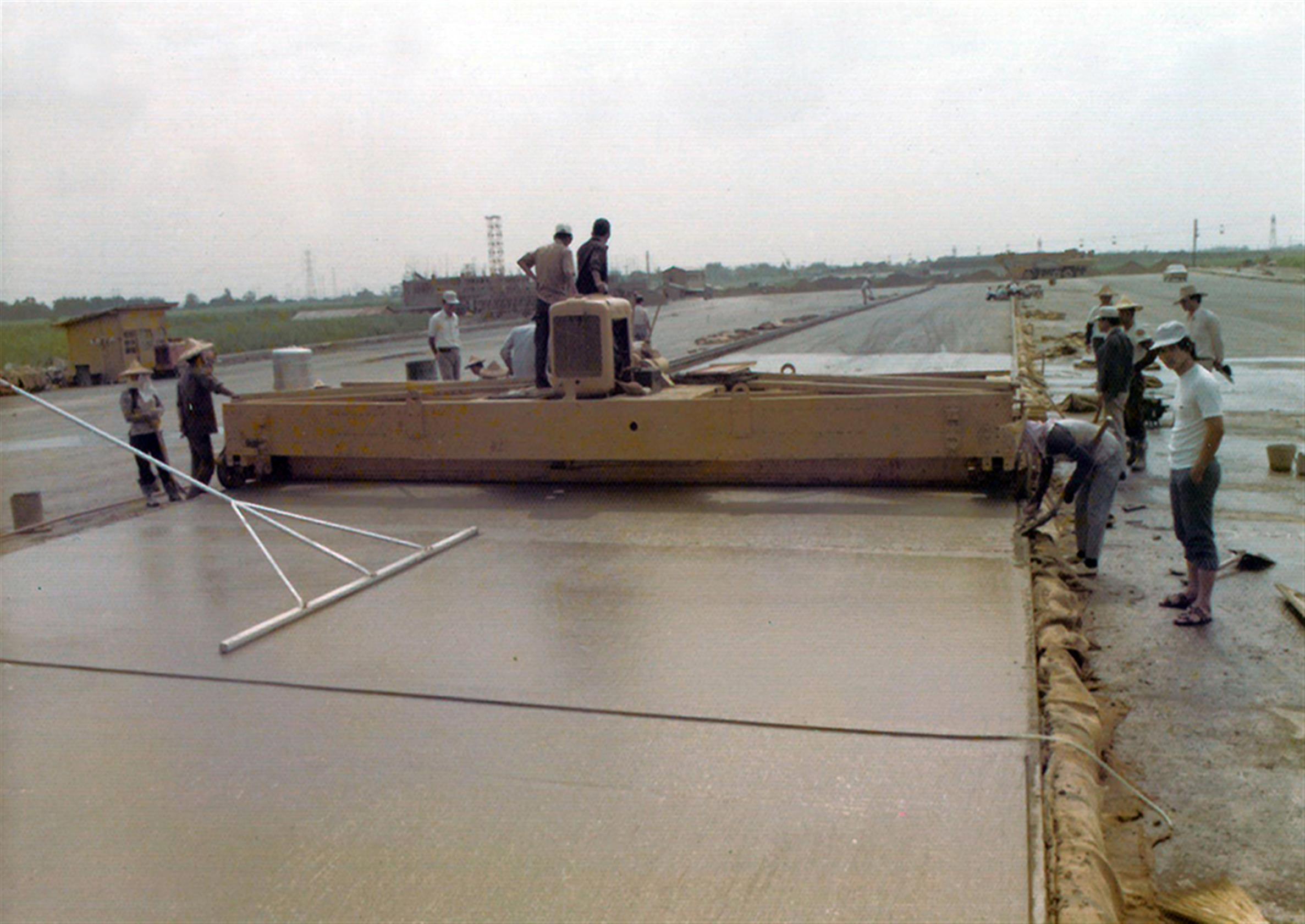 64年混凝土路面即剛性路面施工早期使用拖帆布後用整平機