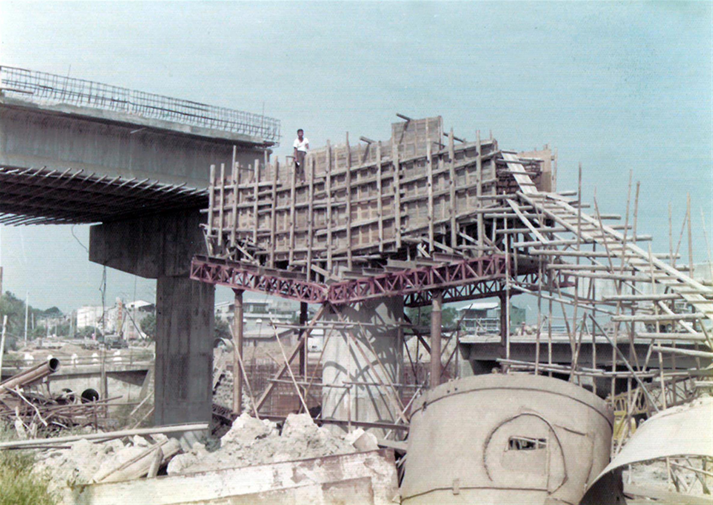 64年高速公路南區橋梁施工早年用木板鑄型現在用鋼骨鑄型