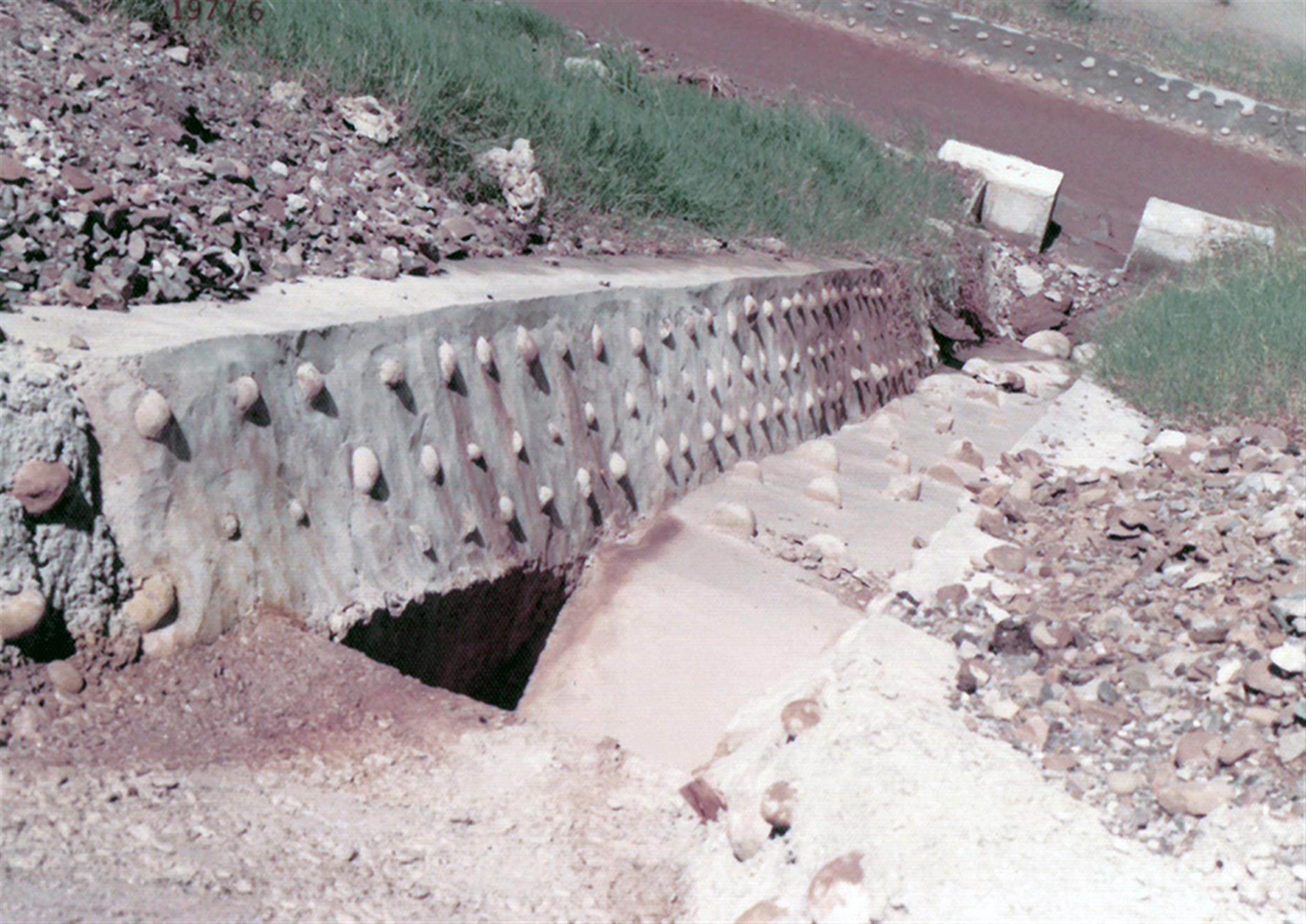 高速公路南區-64年邊坡施工中間崁入石頭讓水流有阻力