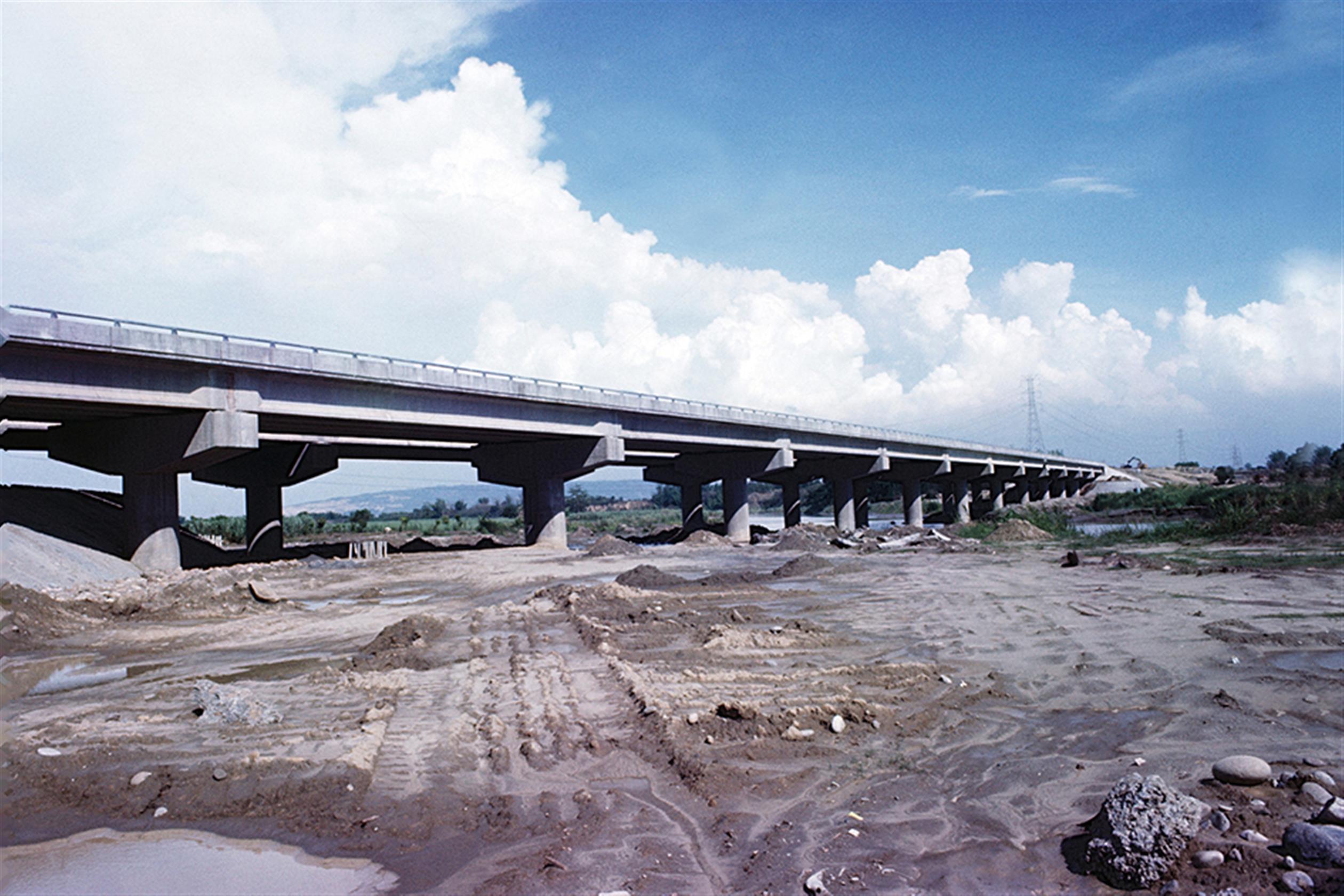 66年7月25日賽洛瑪颱風高速公路南區工程(曾文溪橋)淹水情形