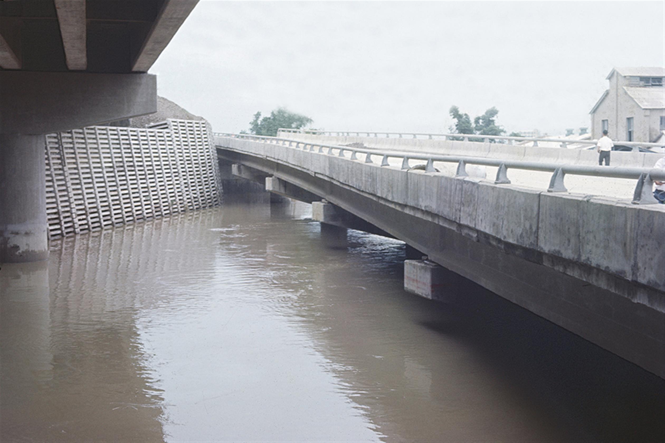 66年7月25日賽洛瑪颱風高速公路南區工程(二仁溪)淹水情形5