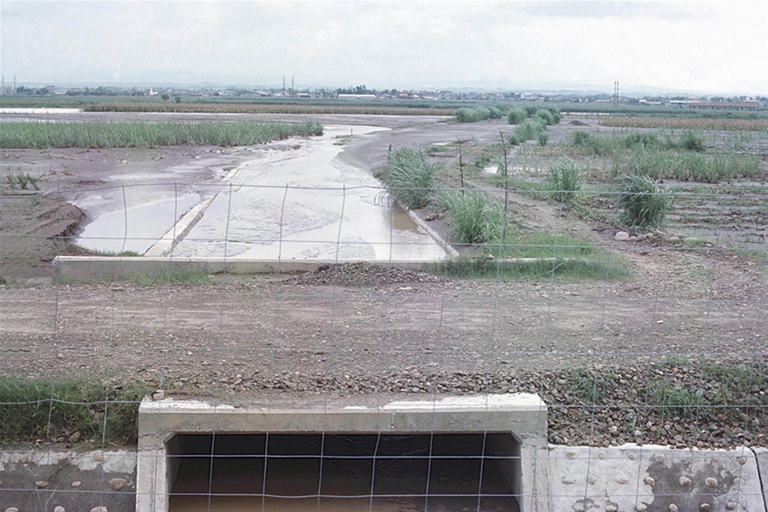 66年7月25日賽洛瑪颱風高速公路南區工程附近路堤淹水情形