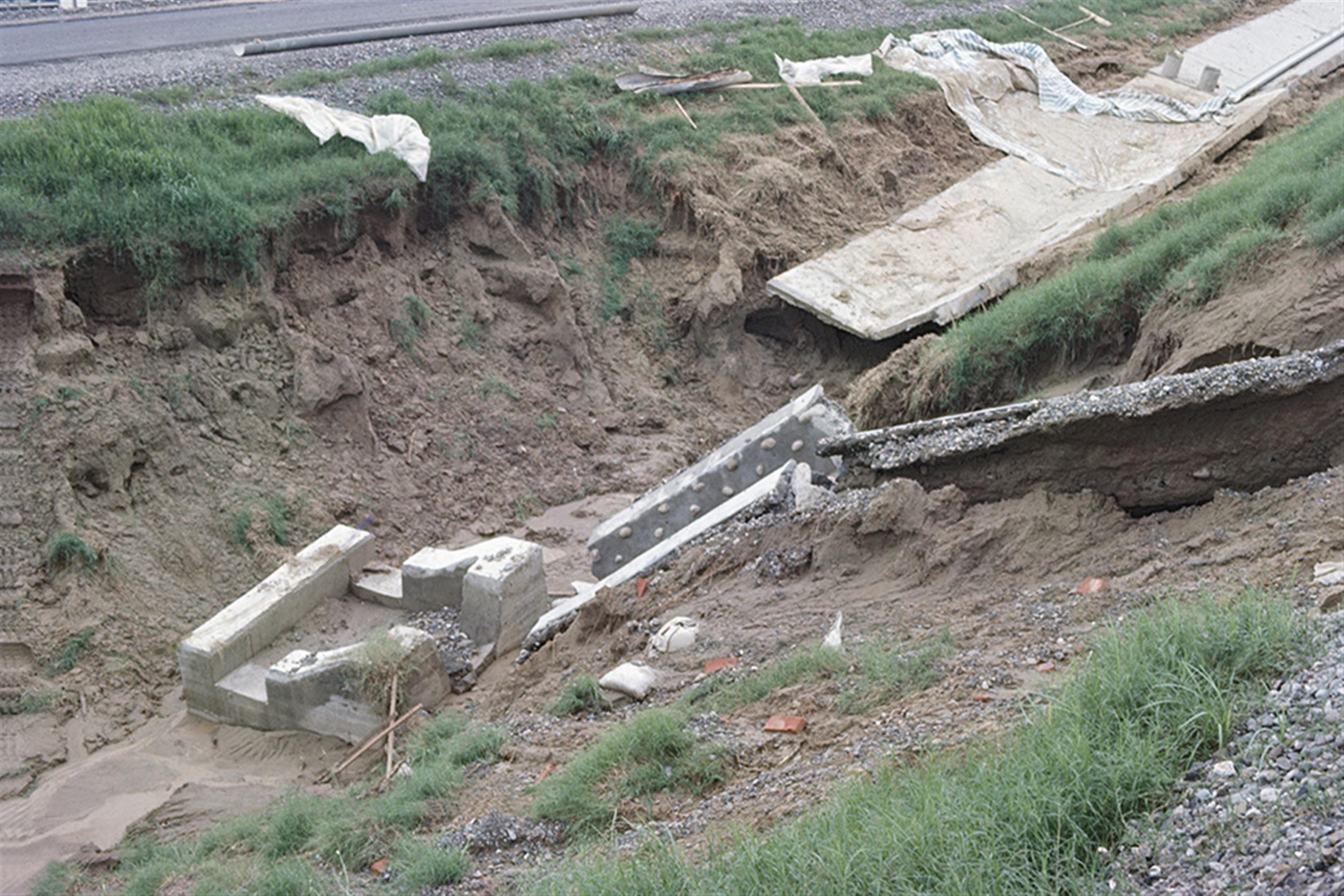 66年7月25日賽洛瑪颱風高速公路南區工程淹水邊坡滑落情形