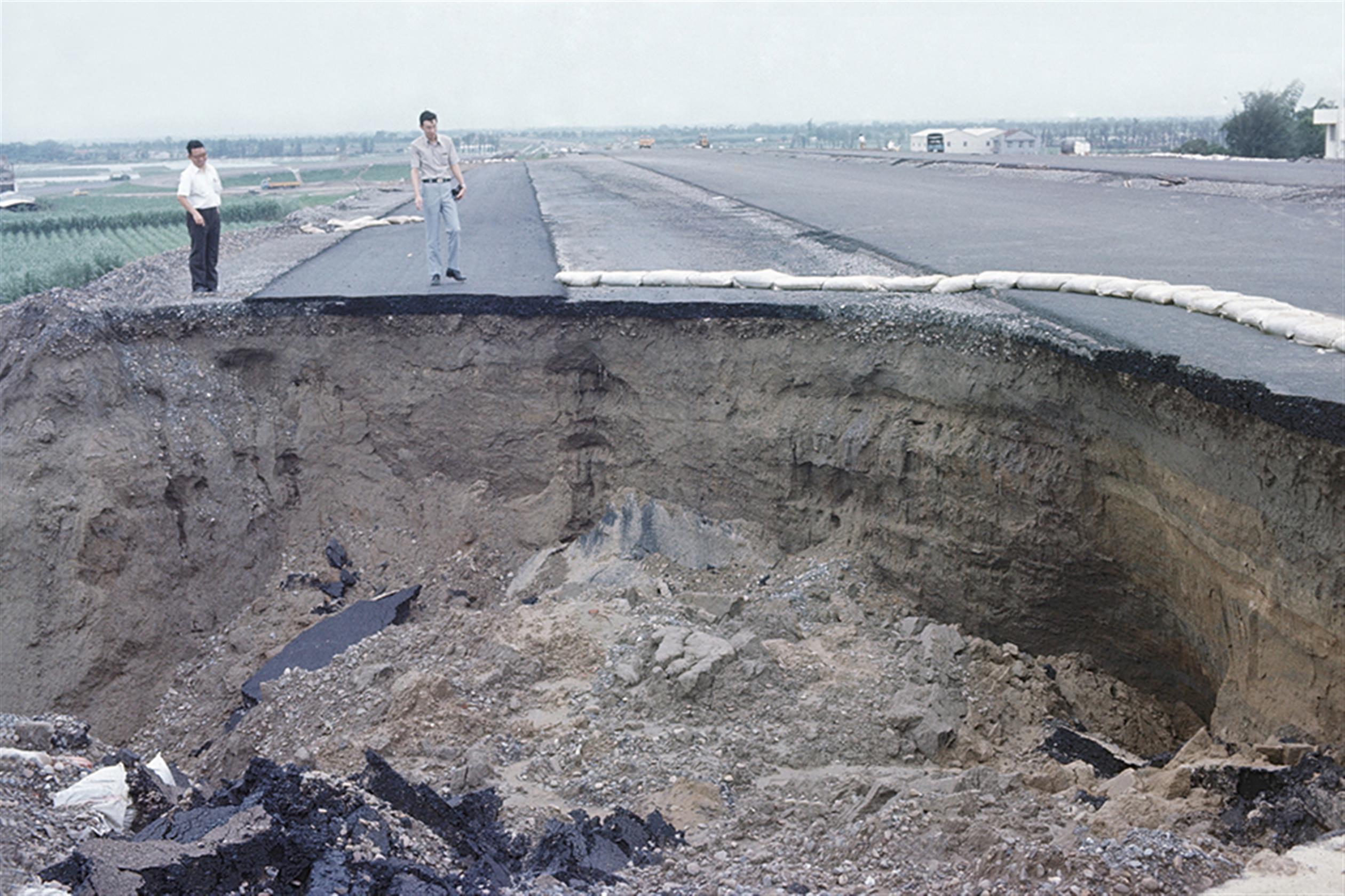 66年7月25日賽洛瑪颱風高速公路南區工程淹水路面大坑洞情形