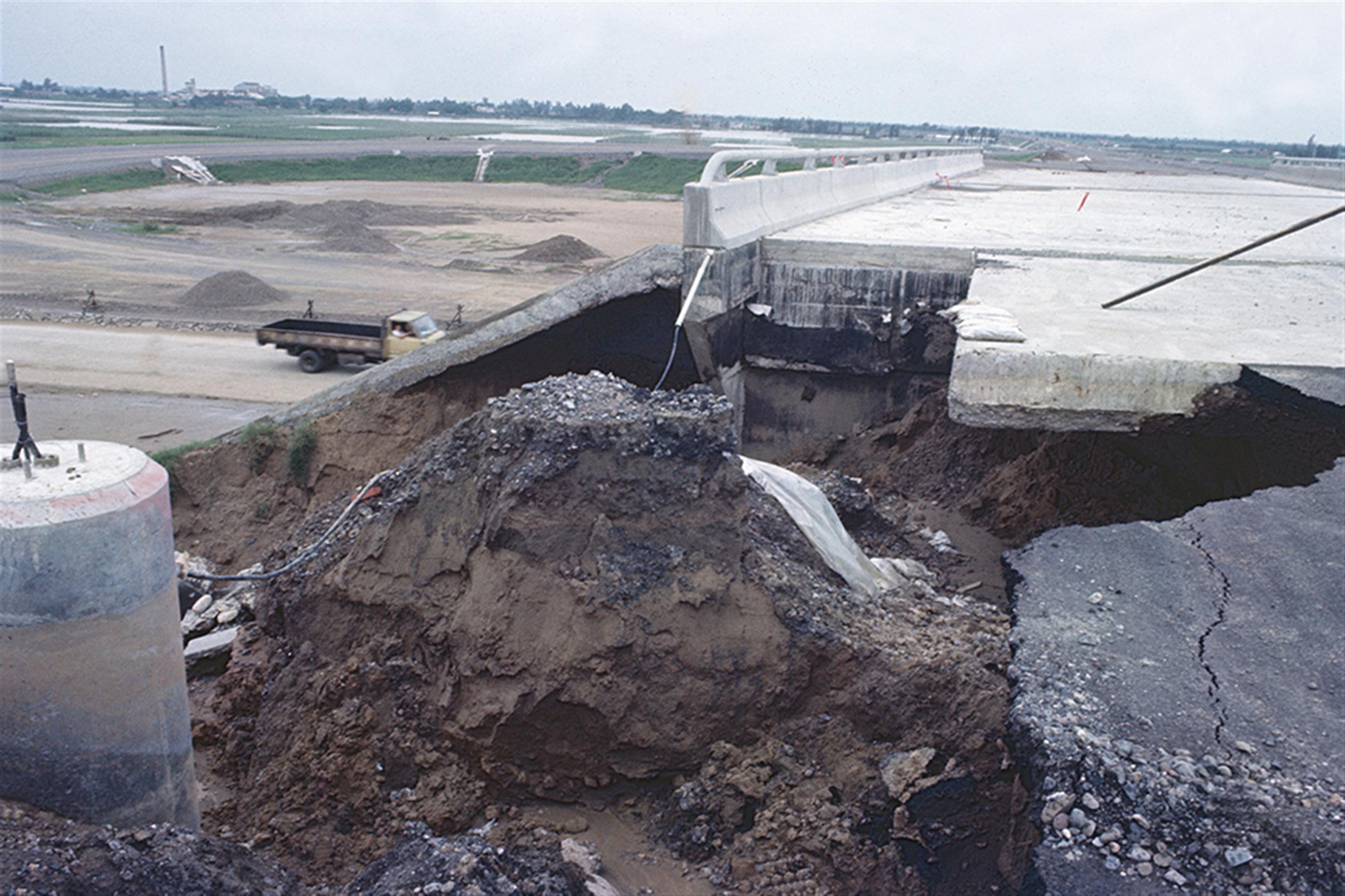 66年7月25日賽洛瑪颱風高速公路南區工程淹水情形