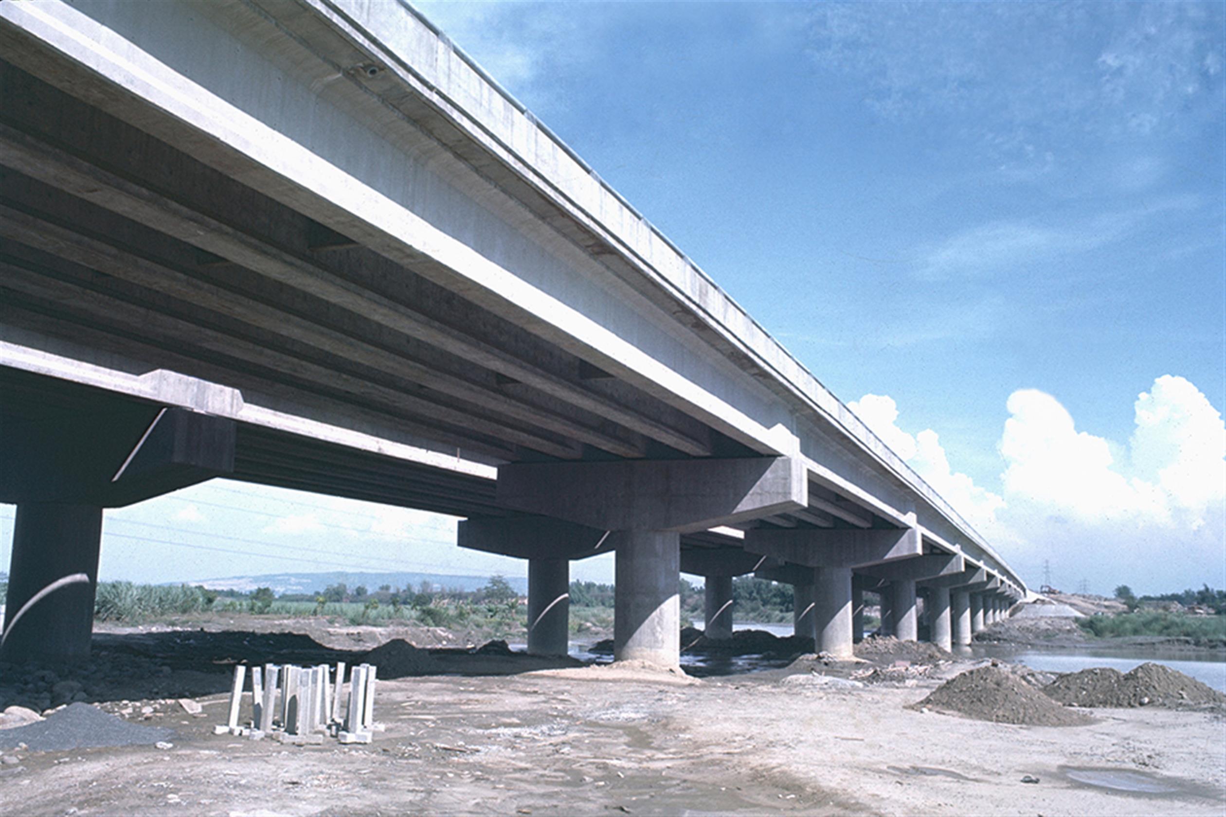 66年7月25日賽洛瑪颱風高速公路南區工程(曾文溪橋)淹水情形