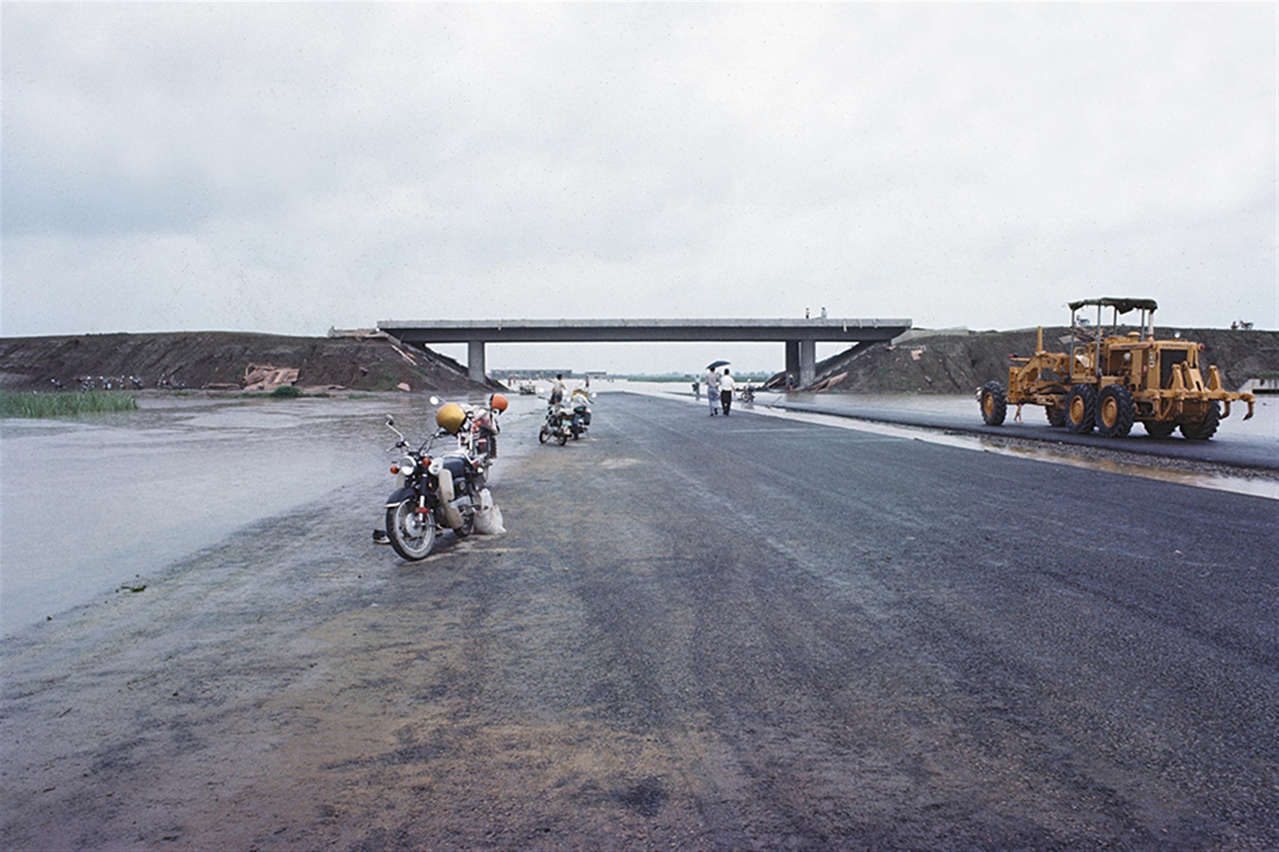 66年7月25日賽洛瑪颱風高速公路南區工程(新市收費站跨越橋)淹水情形