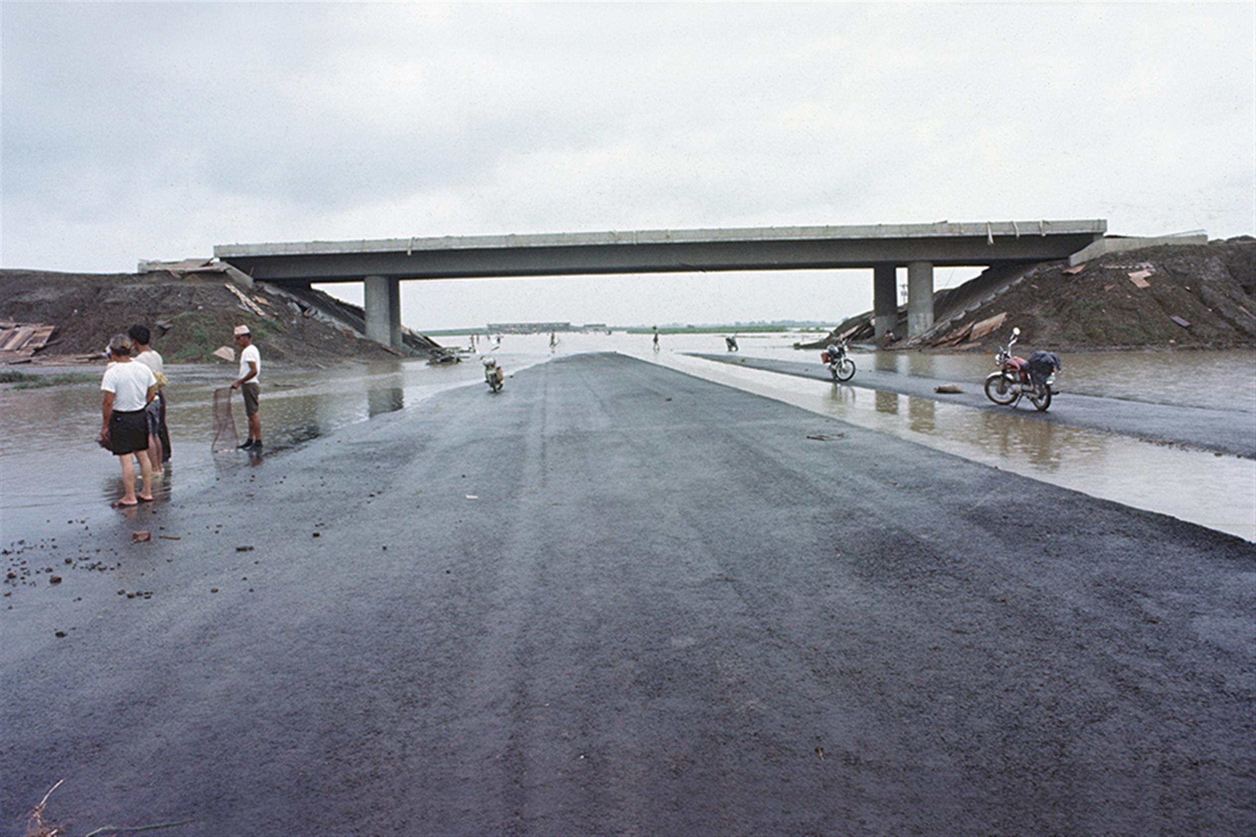 66年7月25日賽洛瑪颱風高速公路南區工程(新市收費站附近跨越橋)淹水情形-
