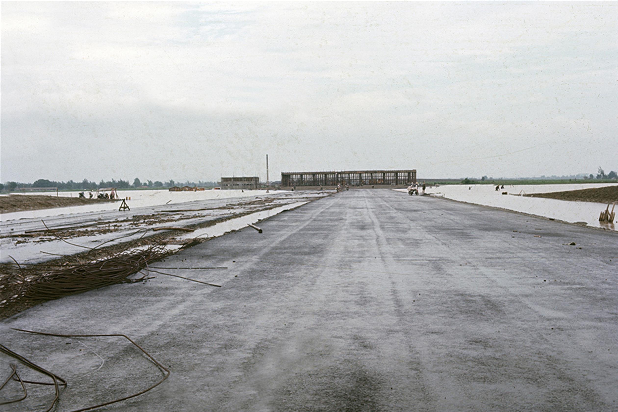 66年7月25日賽洛瑪颱風高速公路南區工程(新市收費站附近)淹水情形