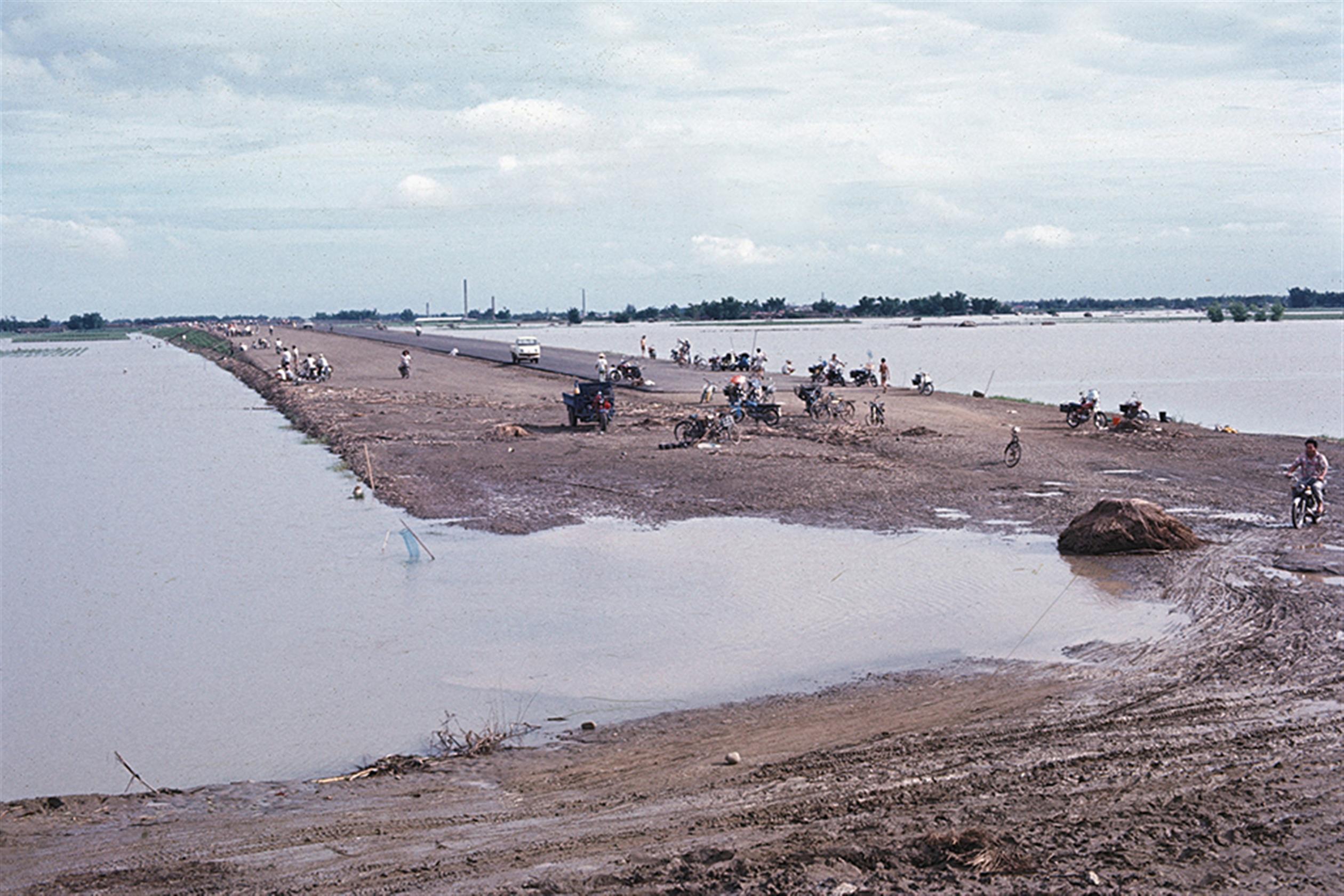 66年7月25日賽洛瑪颱風高速公路南區工程淹水情形