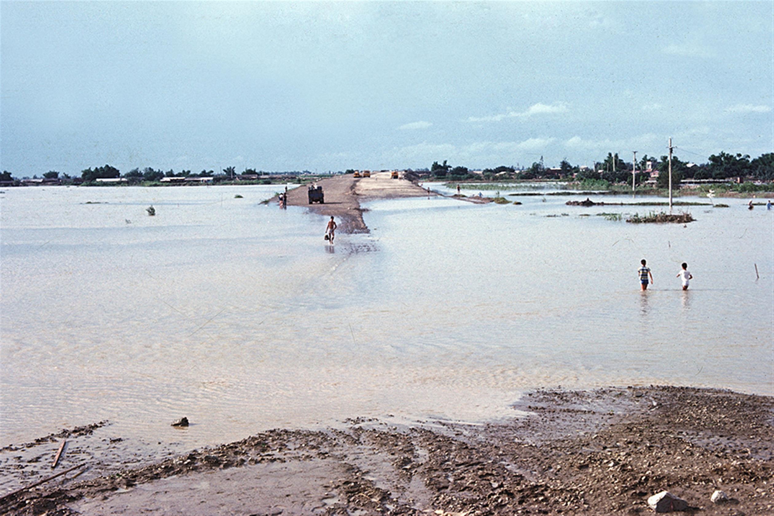 66年7月25日賽洛瑪颱風高速公路南區工程淹水情形