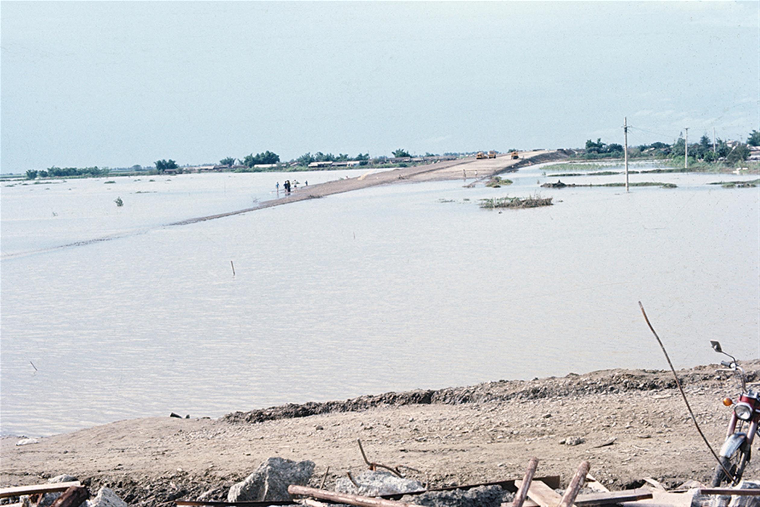 66年7月25日賽洛瑪颱風高速公路南區工程淹水情形