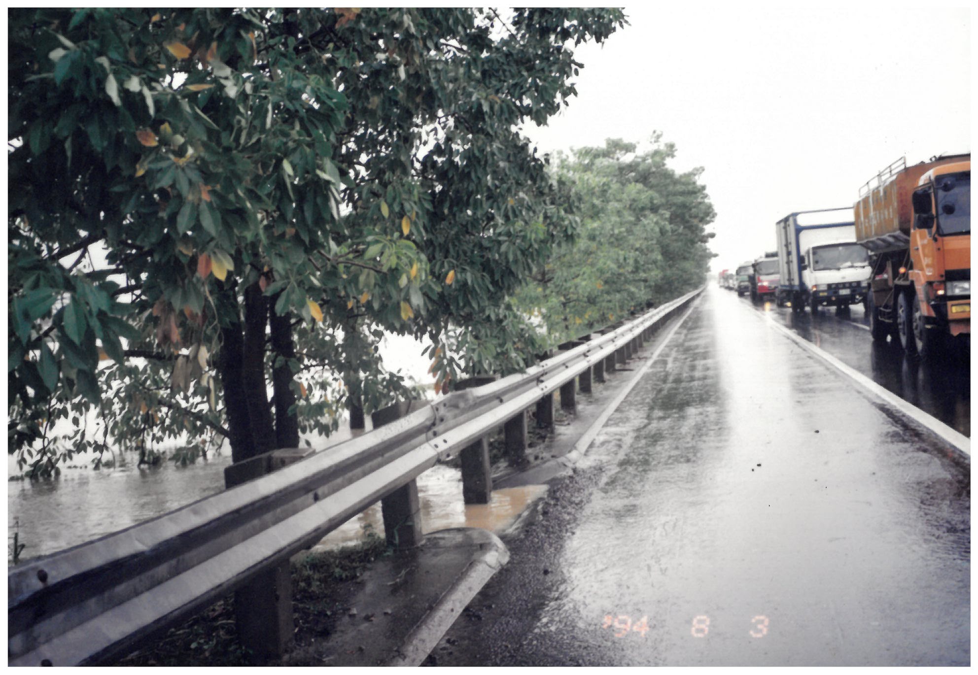 水逐漸淹到與路面平行