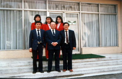 岡山收費站第二任站長吳天恩(第二排左一)交接
