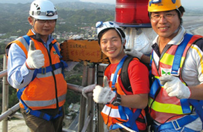 斜張橋塔頂作業報導