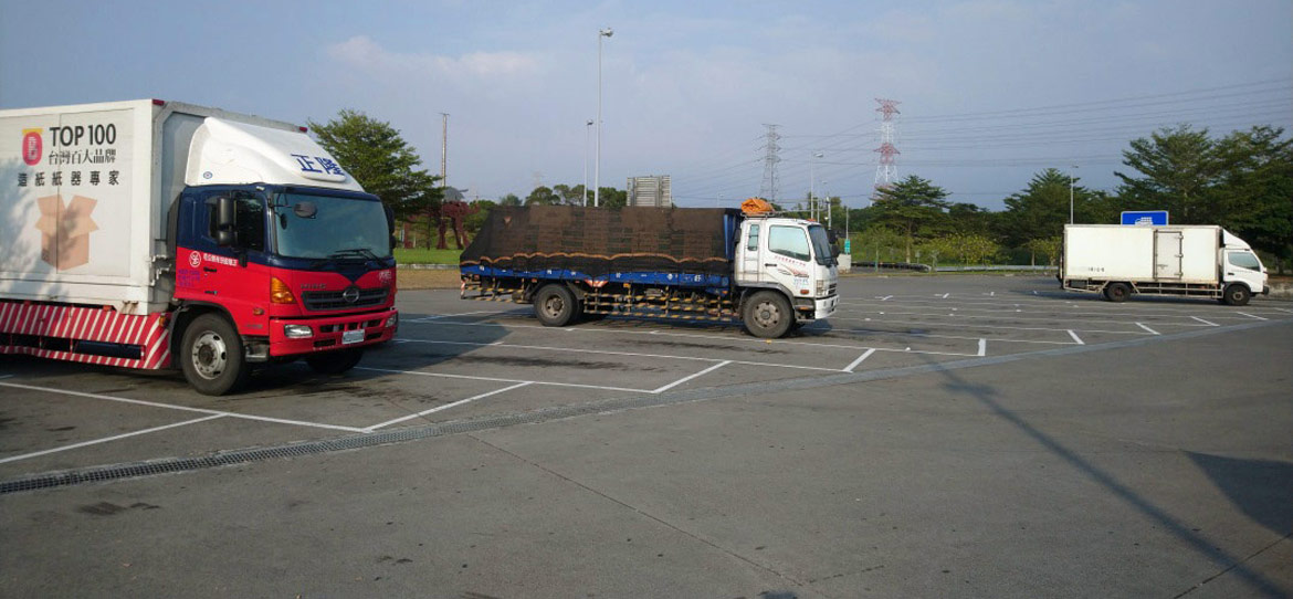 國道3號東山服務區大型停車場，水泥混凝土鋪面維護良好(硬性路面)