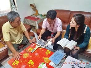 圖四:鄭先生於家宅熱情分享祖父作品 圖四:鄭先生於家宅熱情分享祖父作品