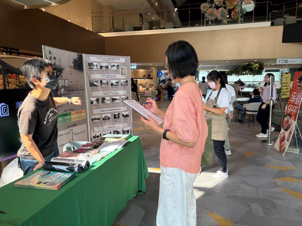 向用路人解說展覽內容